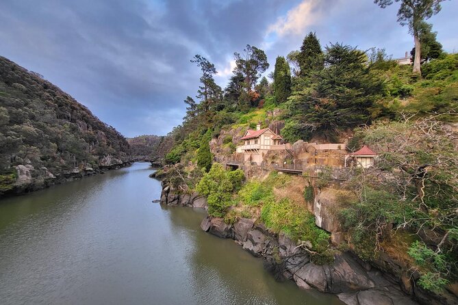 6-Days Discovery Tour of Tasmania - Comfort Style - Russell Falls to Lake St Clair and the Franklin-Gordon Wild Rivers: where comfort meets scale