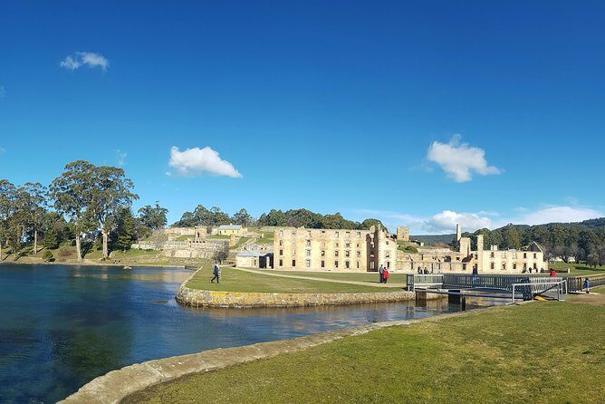 7-Day Super Value Tour of Tasmania: Explore Tasmania's West and East Coasts - Day 1: Russell Falls, Franklin-Gordon, and Lake St Clair