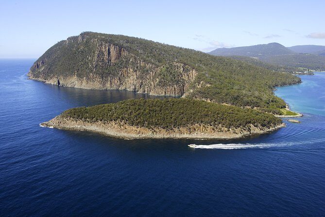 Bruny Island Wilderness Cruise from Adventure Bay, Bruny Island - The 3-hour route: what you’re doing between the cliffs and caves