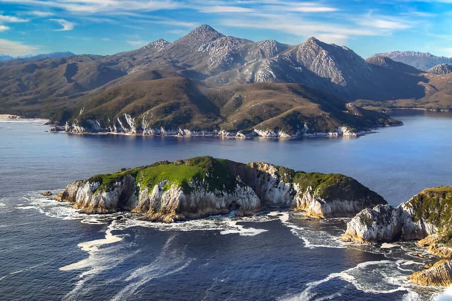 Hobart: Fly & Cruise in Southwest Wilderness Area with Lunch - Tasmanian lunch with wine: where the day really gets good