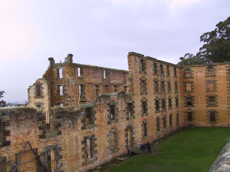 Hobart: Port Arthur, Harbor Cruise and Isle of the Dead Tour - Tasman National Park stops: Tasman Arch and Pirates Bay Lookout