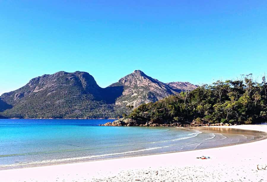 Hobart: Wineglass Bay, Freycinet Park, and Richmond Tour - Morning start: the bakery stop outside Hobart