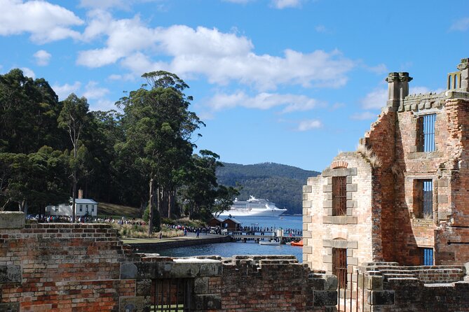 Tasmania 8 Day - Tour in Circle - Day 5: Launceston Charm at Cataract Gorge and Wombat Night at Cradle Mountain